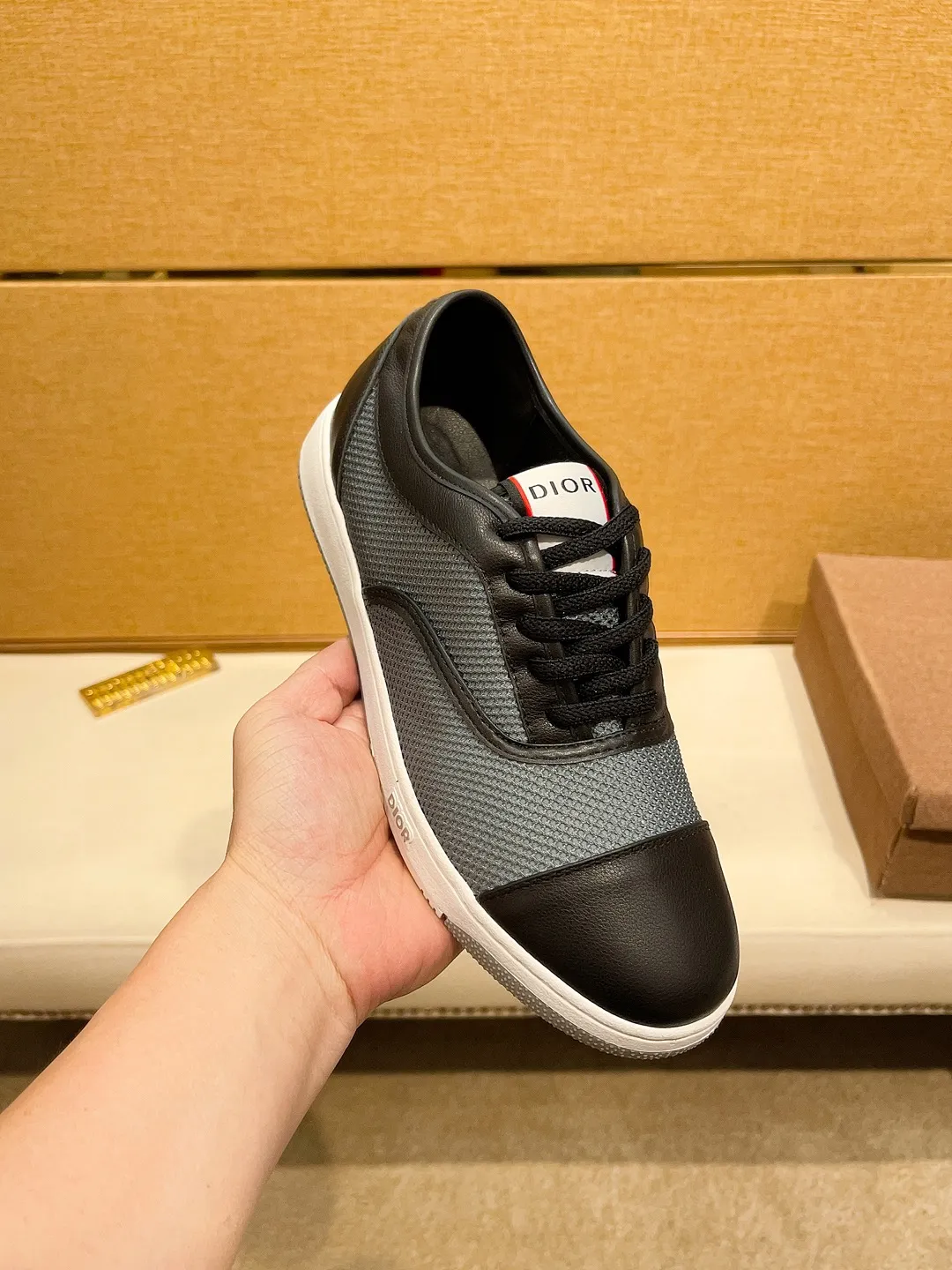 Factory price 420🔥[Dior] Dior’s new model is carefully crafted and set off the audience! An international brand that continues to innovate. This men's all-season casual shoe is the original version. The upper is made of cowhide material and the leather feet are super lightweight. The outsole is ultra-light and non-slip. It is breathable and comfortable and the quality speaks for itself. Color: Multiple colors available. Size: 38-44 (45 customized)
